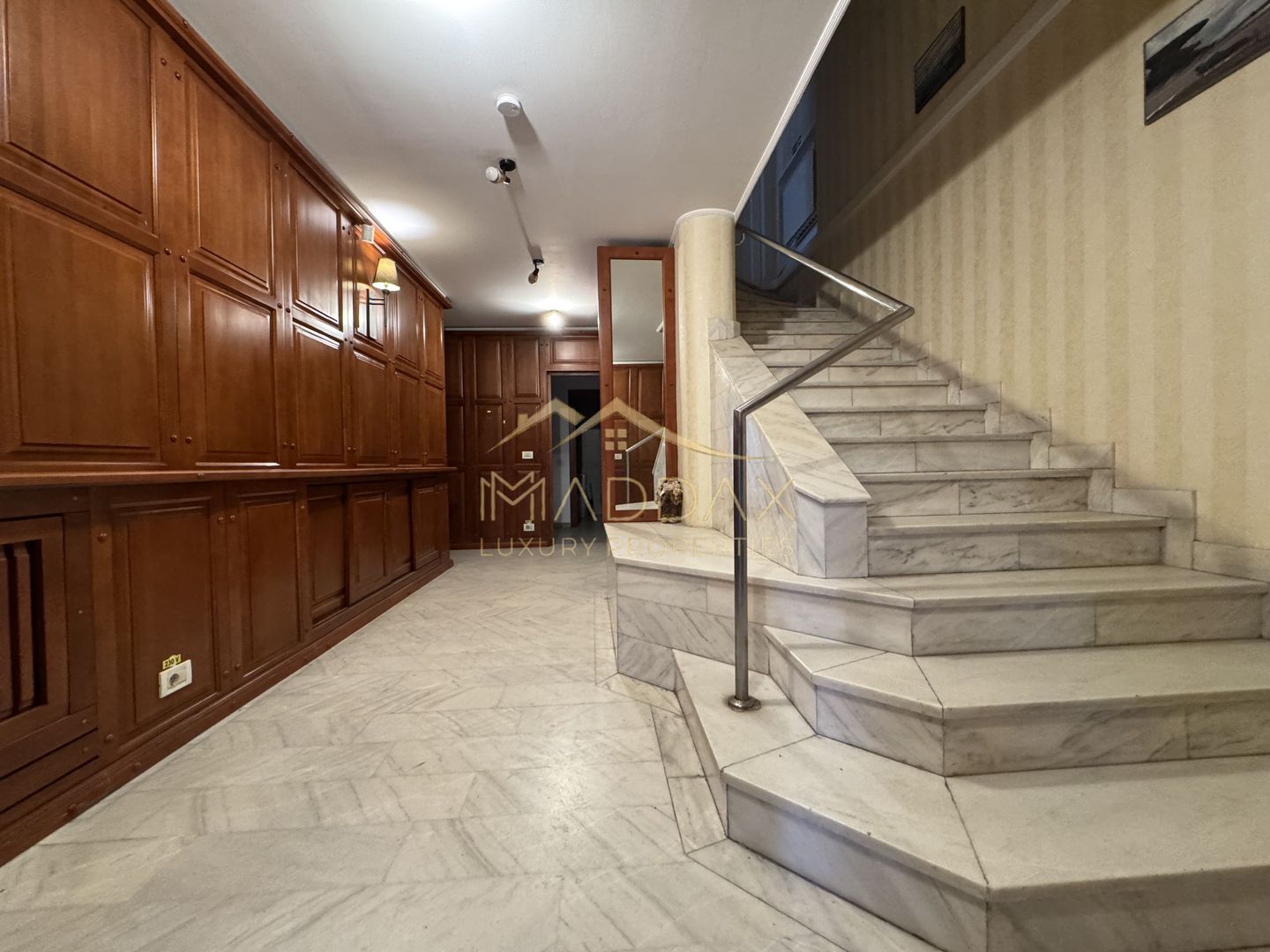 Vila centrala cu 13 camere *460mpu* + garaj // Dorobanți - Poză 8