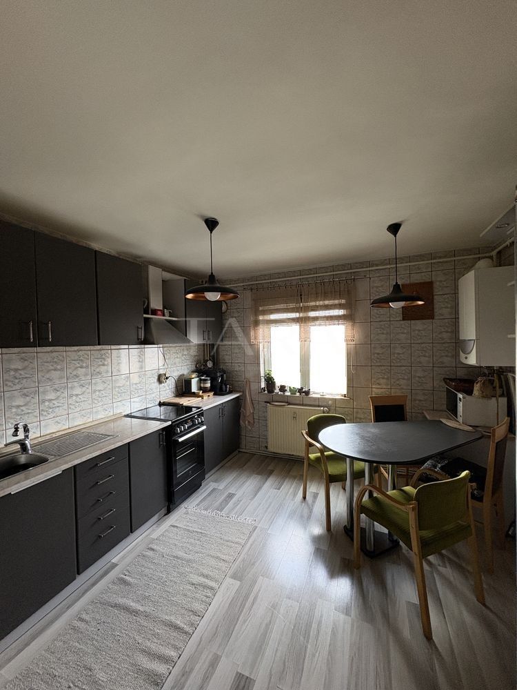 4 camere, spațiu generos, parcare și zonă excelentă. - Poză 2