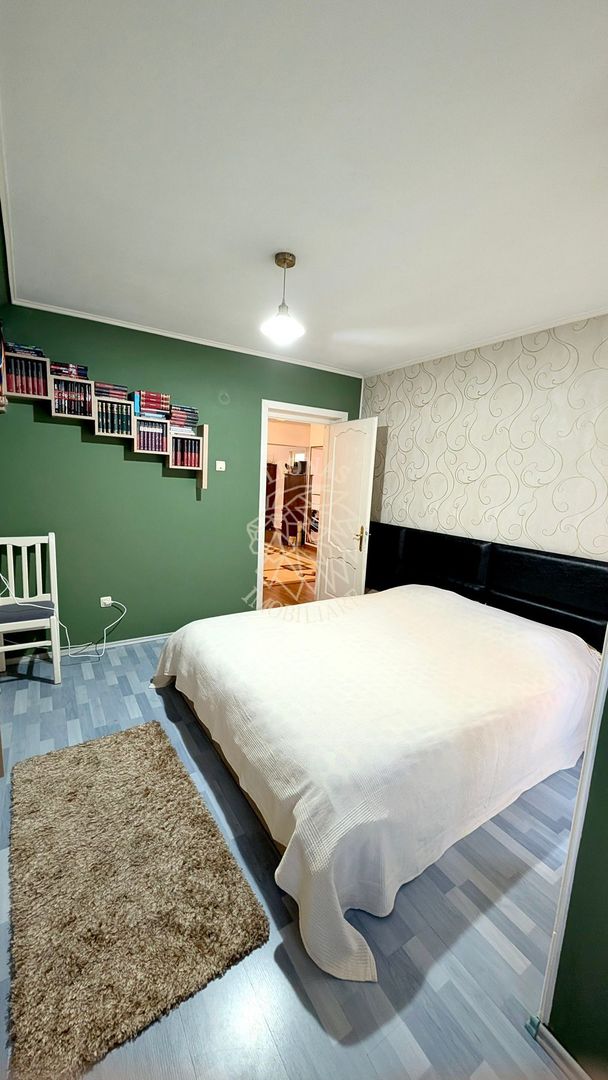 Casa 6 camere 244 mp+ Spatiu Comercial- teren 500 mp-Zona Han - Poză 2