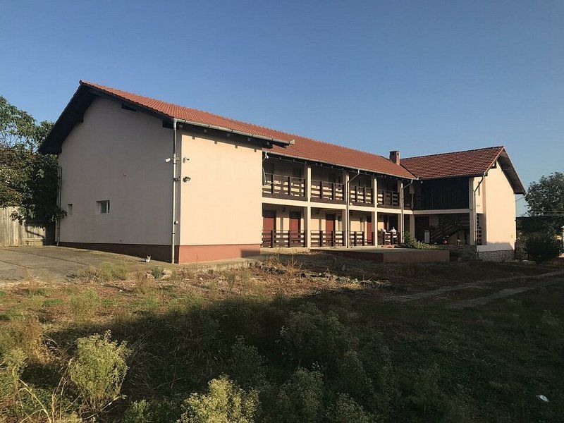 Oportunitate de investitie, o cladire D+P+M rustica in comuna Pischia - Poză 3