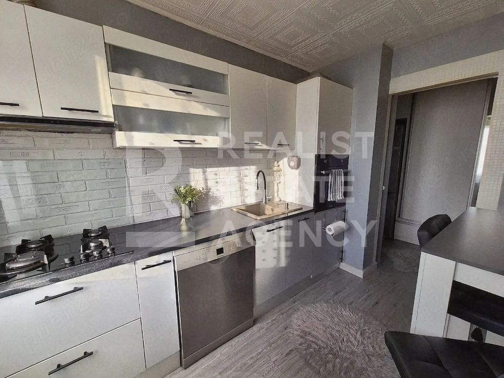 Vânzare, apartament cu 3 camere în zona Gorjului - Poză 1