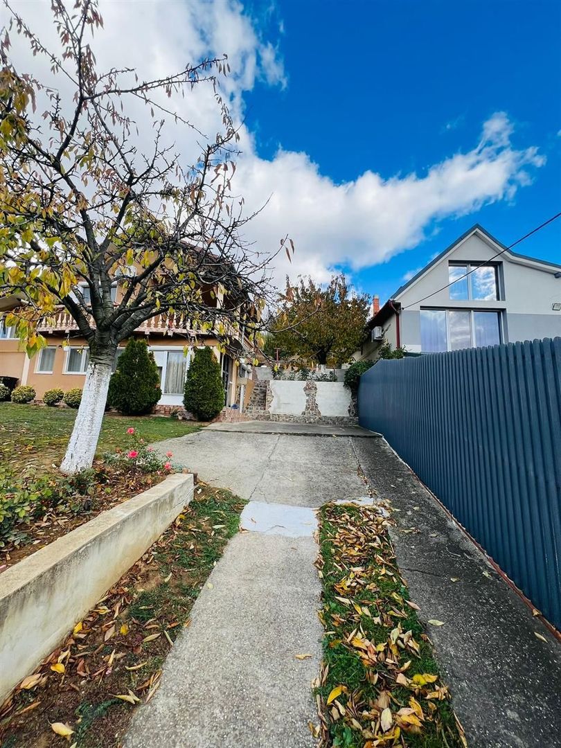 Casa in zona de dealuri - Poză 2