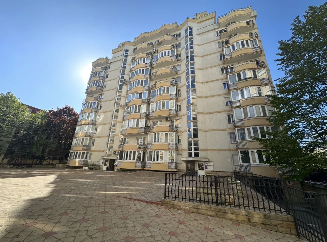 Apartament cu 2 odăi +living ultra centru, Mun. Chișinău - Poză 1