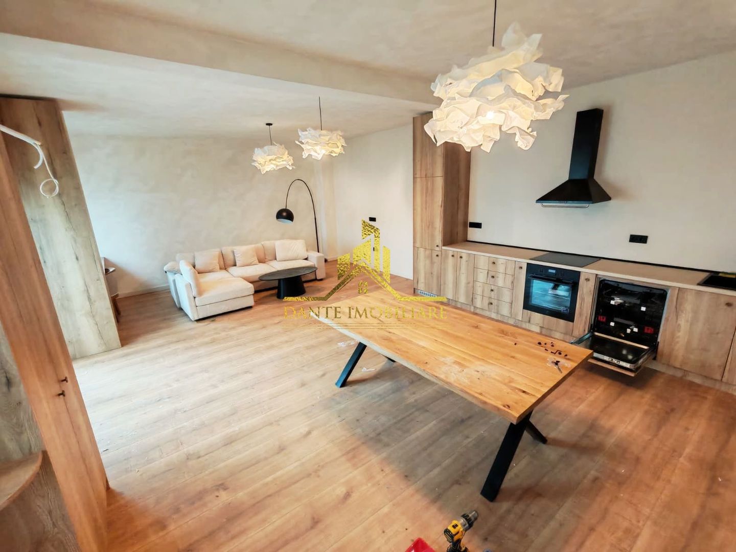 Casa, 3 camere, 2 bai, TOTUL NOU, ultrafinisata, parcare, Central - Poză 1