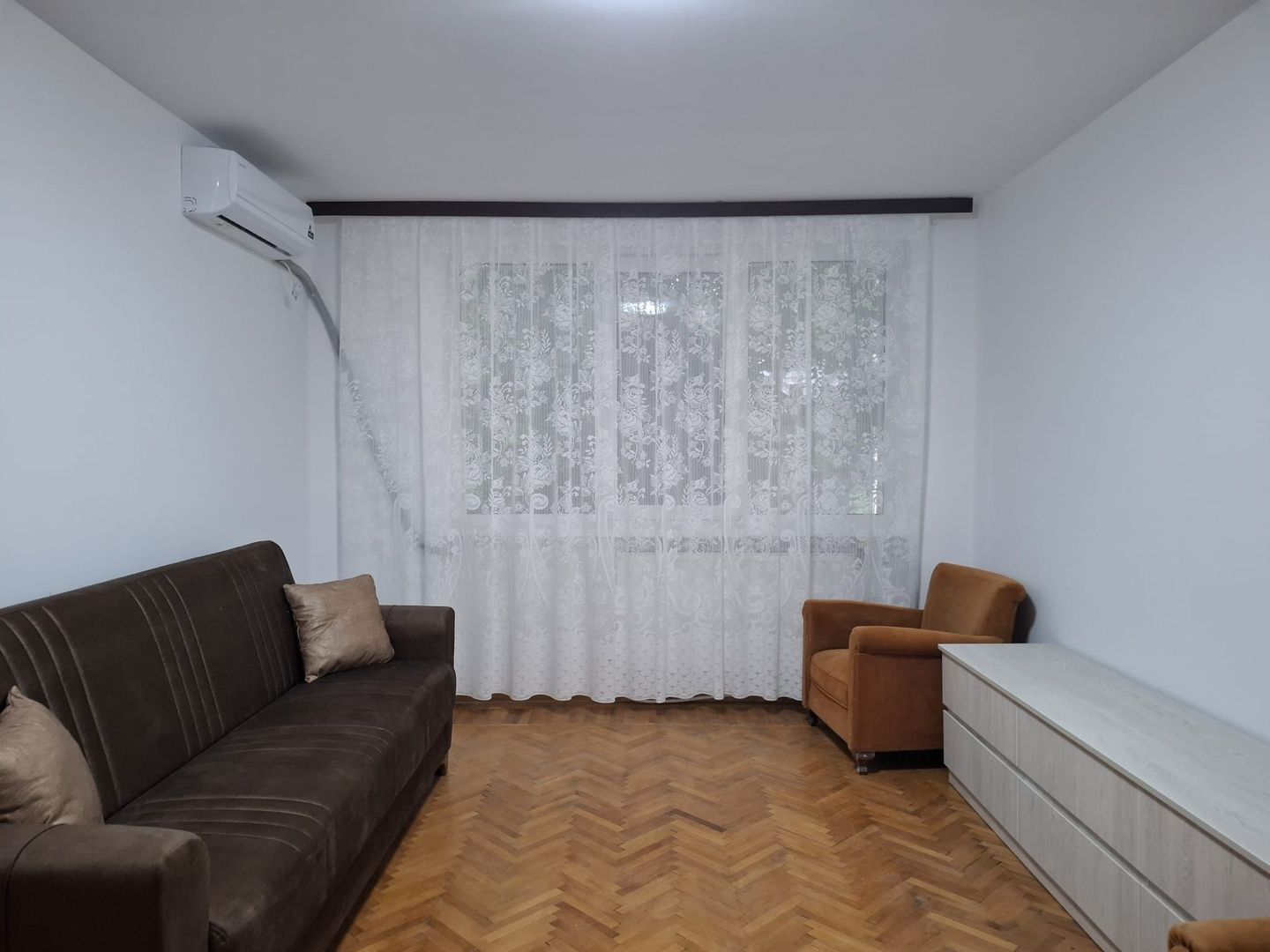 URGENT!, renovat complet, vedere spate, mobilat/utilat modern, liber - Poză 2
