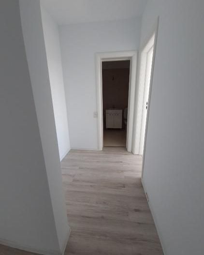 Vând apartament cu 2 camere, decomandat nou  + loc de parcare, situat in complex - Poză 4