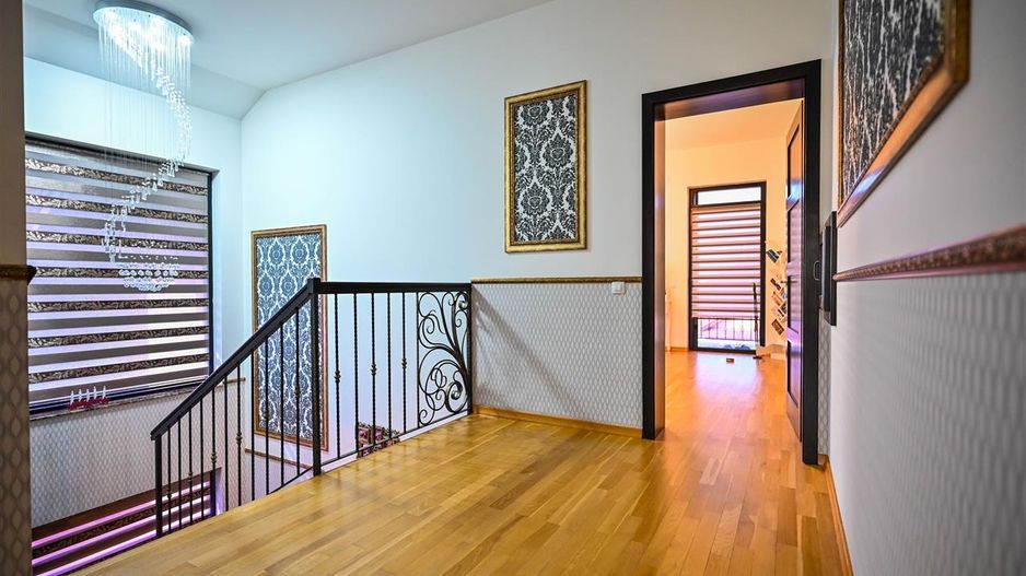 Somptuozitate in stil modern, 2 garaje, 3 terase, totul pe 1.000 mp teren - Poză 47