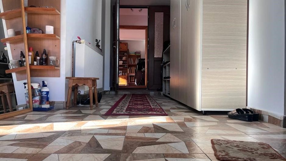 Aproape de oras! Vanzare casa cu 4 camere in Gura Ocnitei! - Poză 10