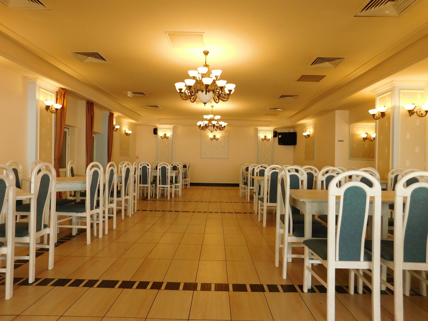 Restaurant cu terasă de închiriat, în Complex Comercial Mercur - Poză 1