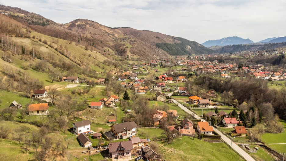 Domeniu de 6.500 mp teren+casa parinteasca,in magia Bucegilor,Moieciu, Brasov. - Poză 3