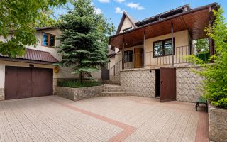 Nu este doar o vilă. Este refugiul tău verde cu 38 ari și pădurice proprie! - Poză 1