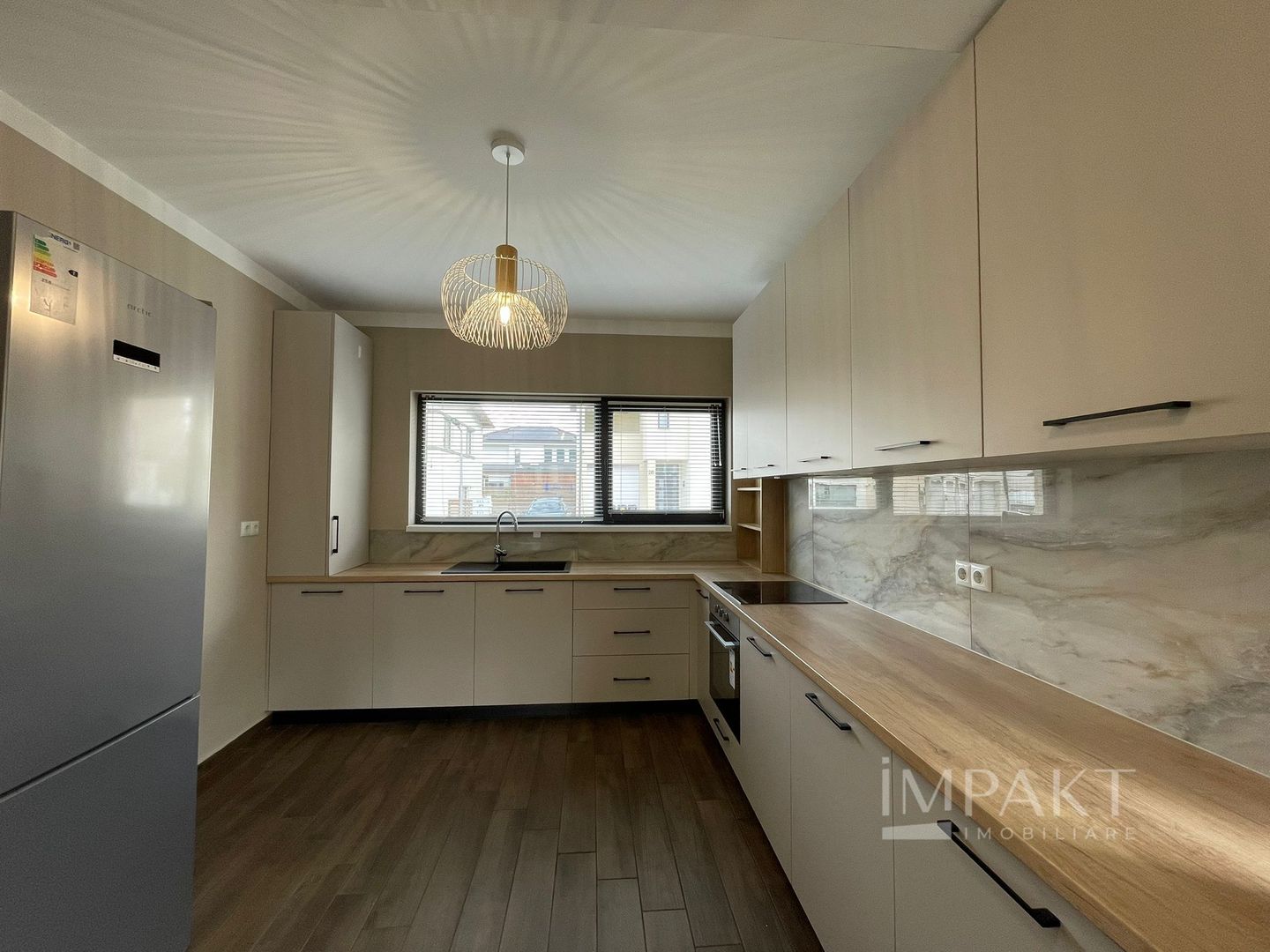 Casă / Vilă cu 4 camere de închiriat - Dezmir - Poză 5