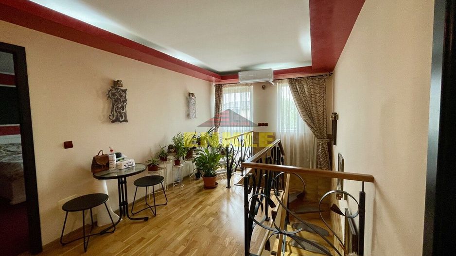 De vânzare casă cu suprafața de 250 mp plus 900 mp teren - Poză 3