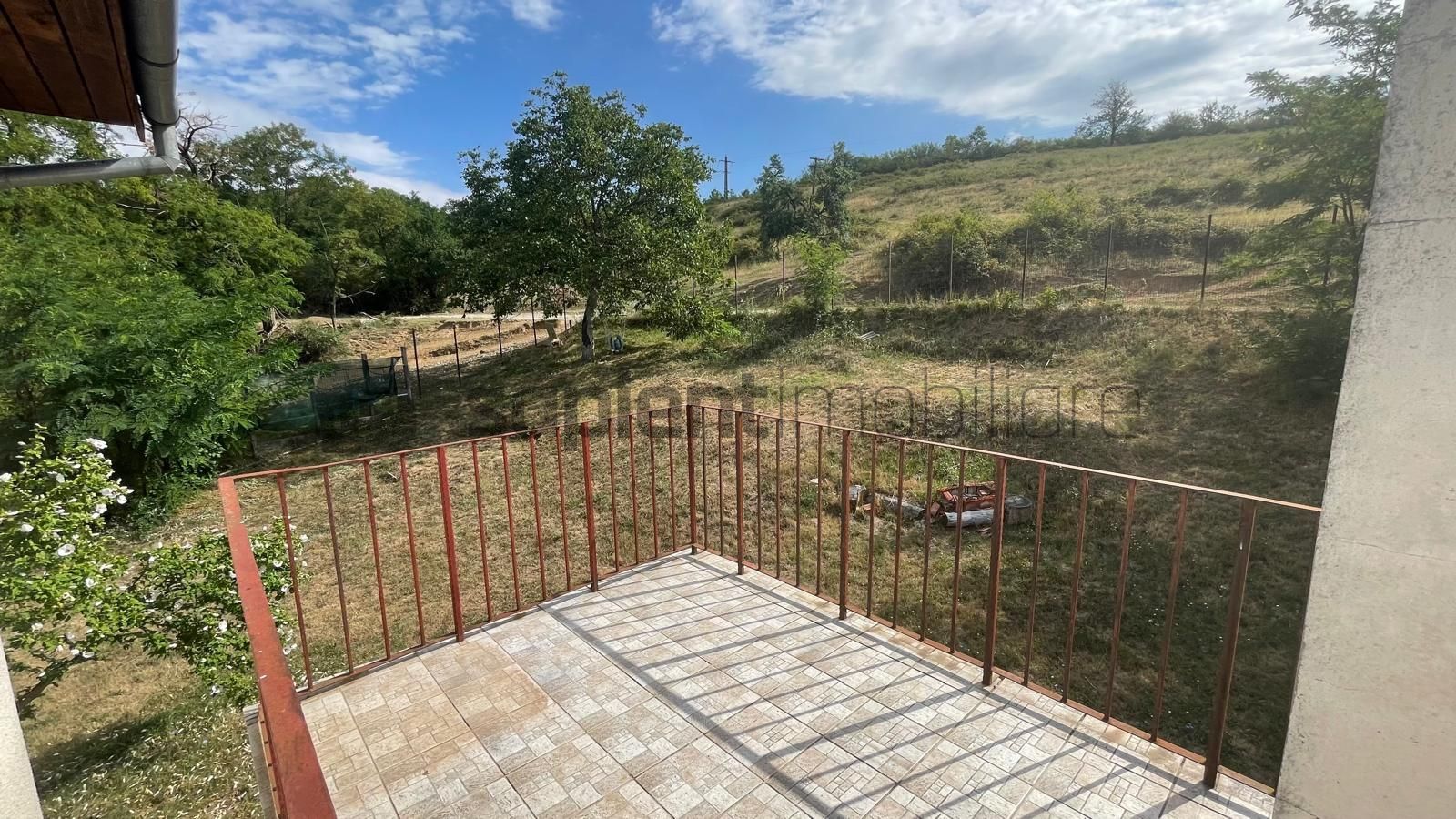 Casă spațioasă + Casă de oaspeți. Ideală pentru 2 familii! - Poză 2