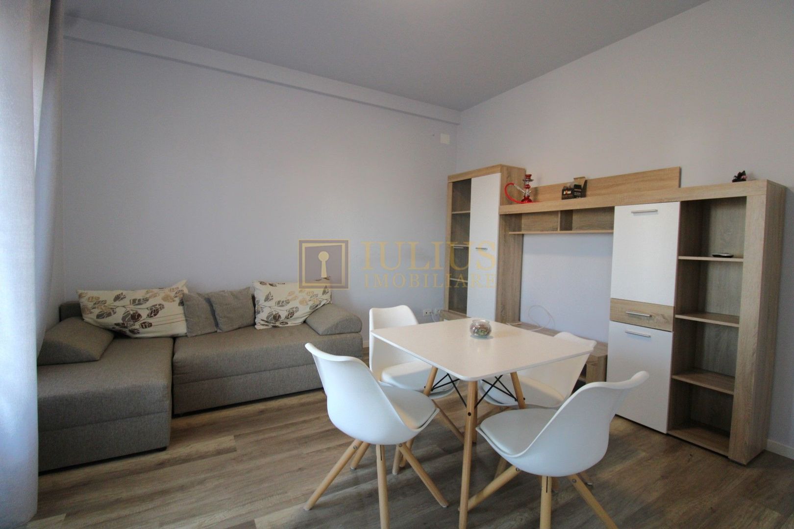 Casa cu 3 camere, locuri de  parcare, curte - Poză 1