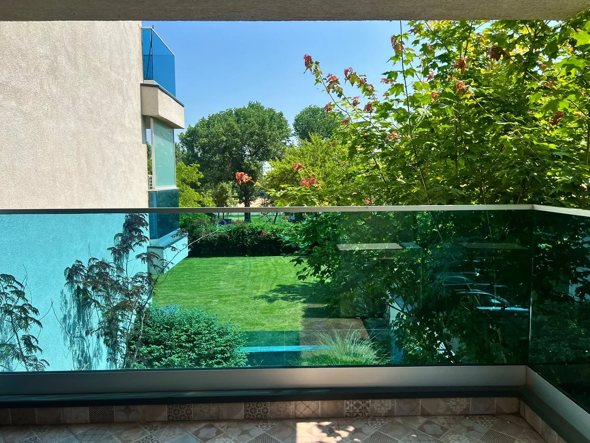 Inchiriere apartament Floreasca Residence | View gradina interioara — fotografia 1