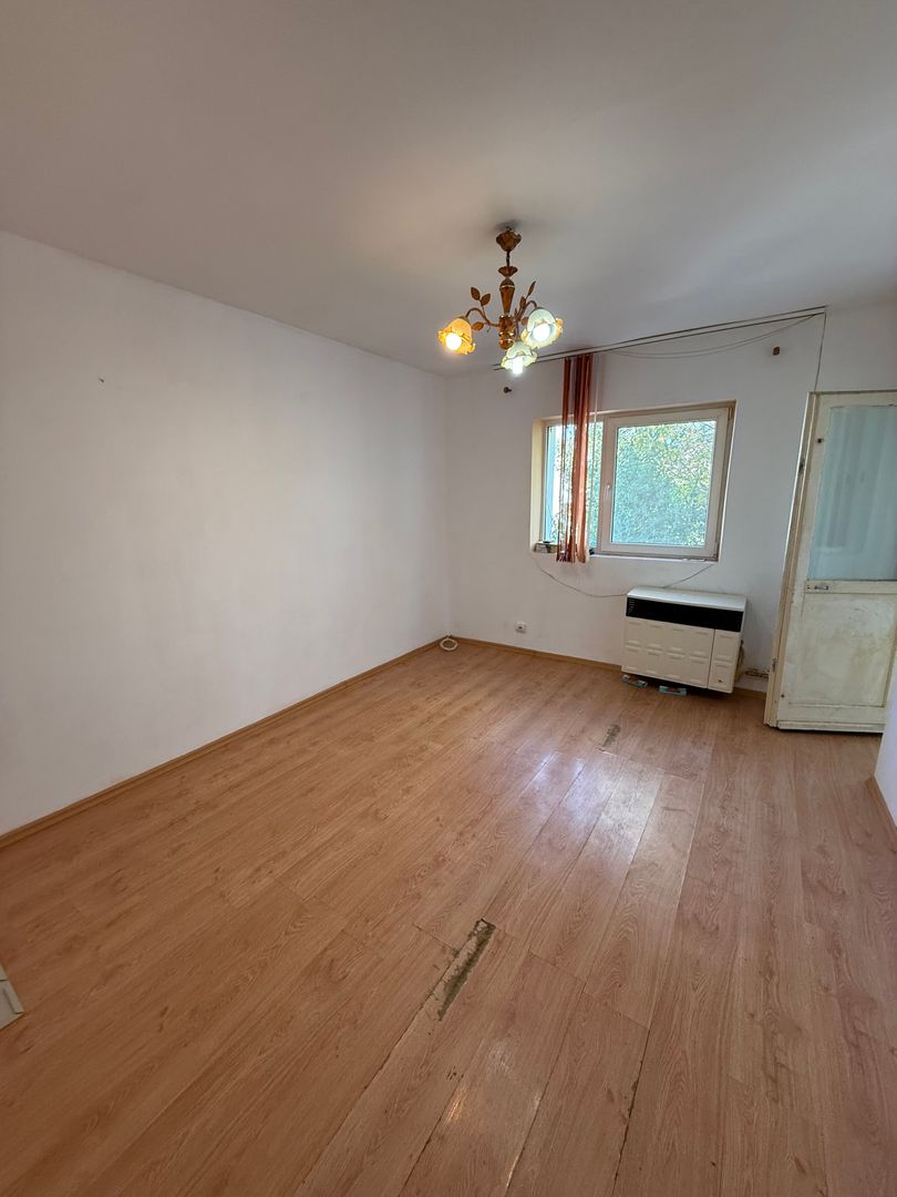 Garsonieră 27 mp cu balcon - etaj 2 - nemobilata -bloc an 1980 - Poză 2