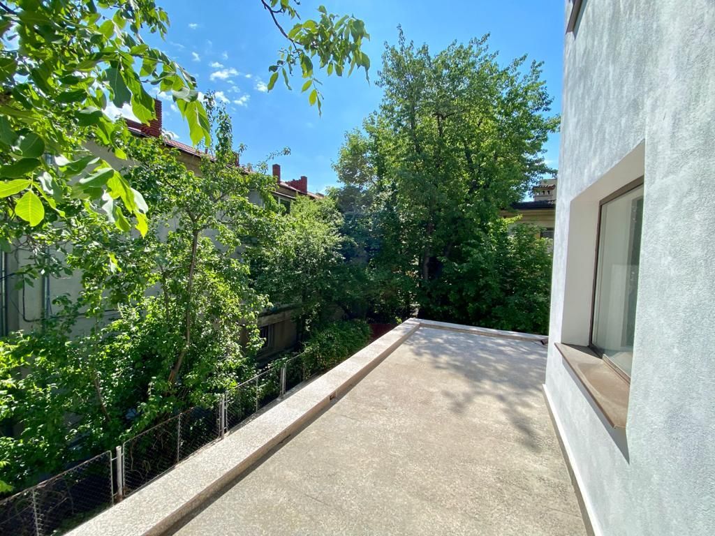 Refugiu Urban cu Eleganță Clasică – Vilă Renovată în Inima Primăverii - Poză 2