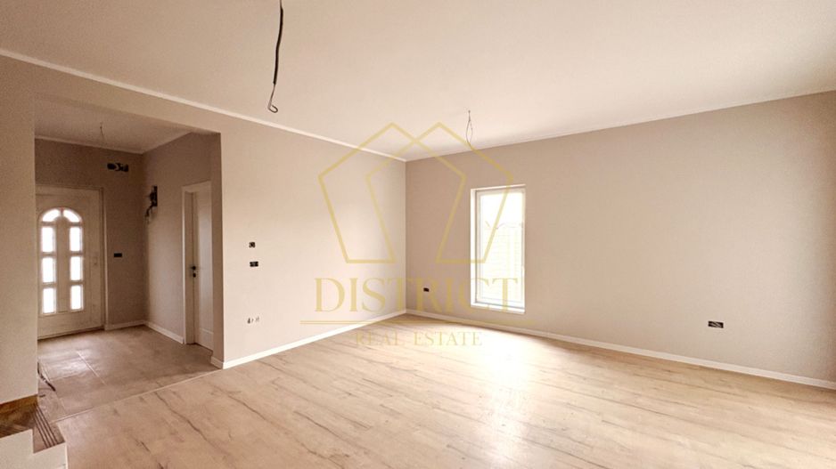 Duplex cu 4 camere, despărțit prin camera tehnica | Mosnita Veche - Poză 3