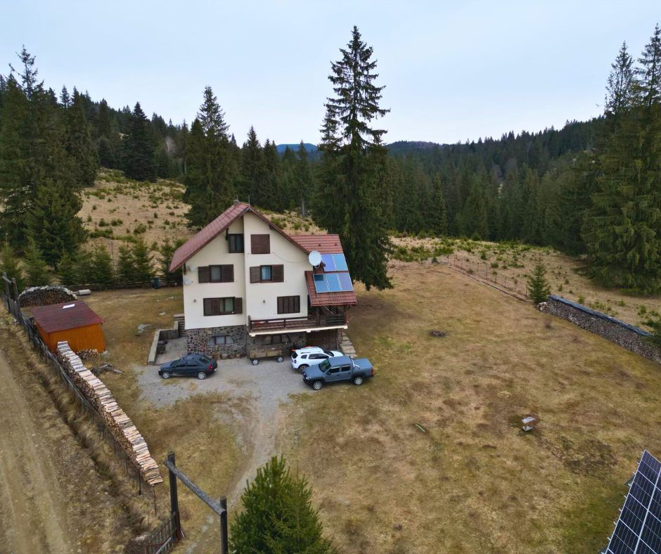 Vilă cu 10 camere P+2E+M 400 M² utili 2800 M² Teren Comandau - Poză 19