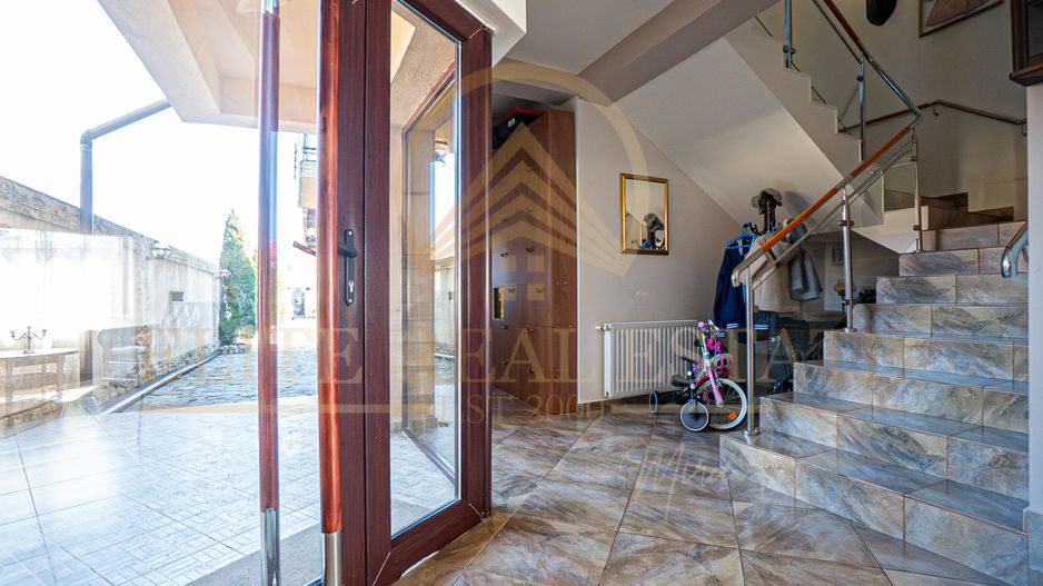 Casa De Vanzare in Palazu Mare - Teren de 455 mp cu Piscina si Garaj - Poză 15
