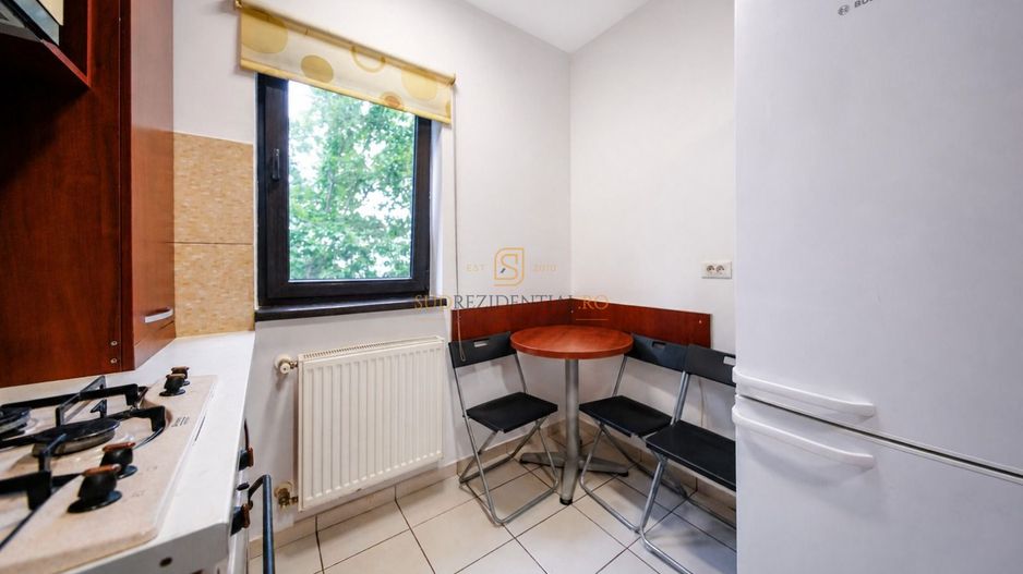 Apartament 3 camere, complet mobilat, decomandat, etaj intermediar - Poză 14