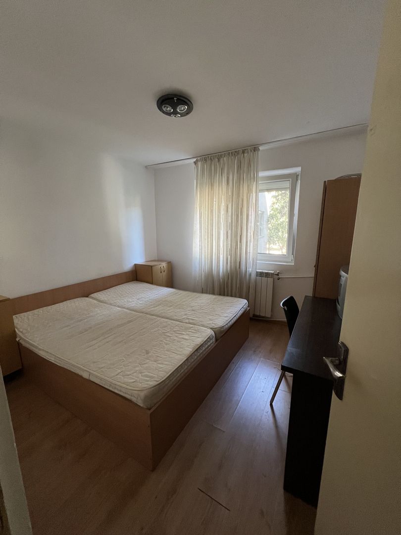 vand apartament 2 camere zona Bulevardul Revolutiei ,etaj 1, decomanda - Poză 6