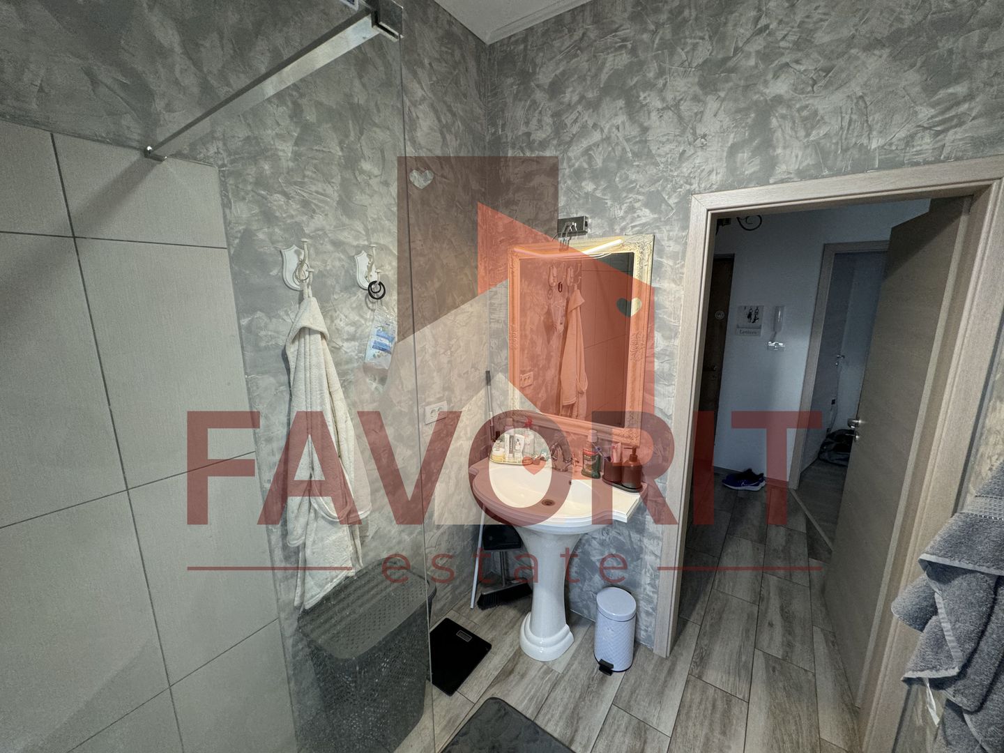 Mobilat si utilat. Pozitie excelenta. Villa construita in 2017 - Poză 12