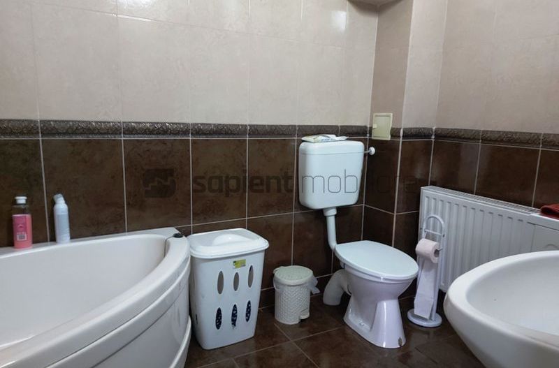 De vanzare casa si spatiu de restaurant in Tarian - Poză 7