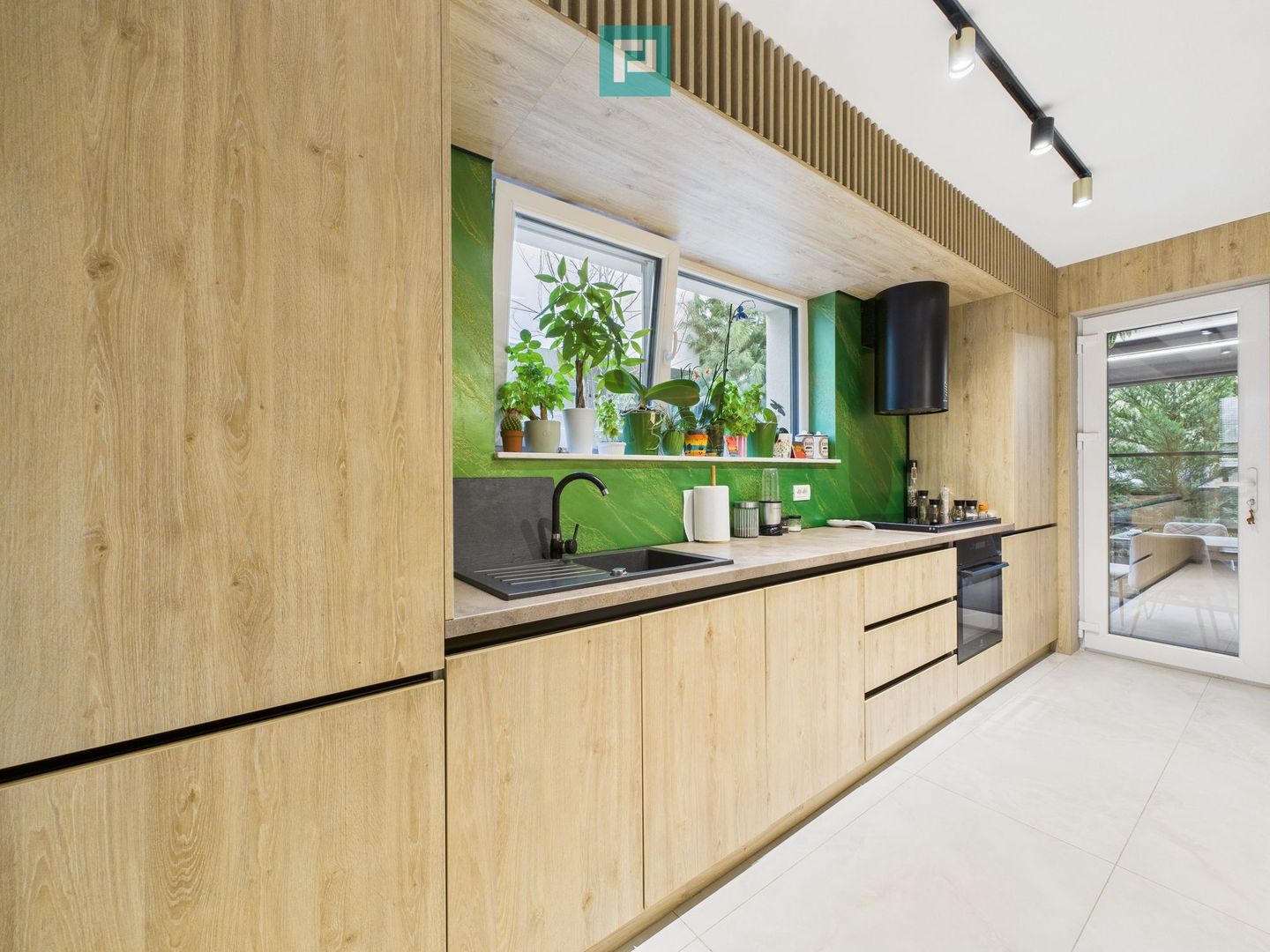 Casă modernă cu 5 camere, 4 băi și terasă închisă – Otopeni, central - Poză 13