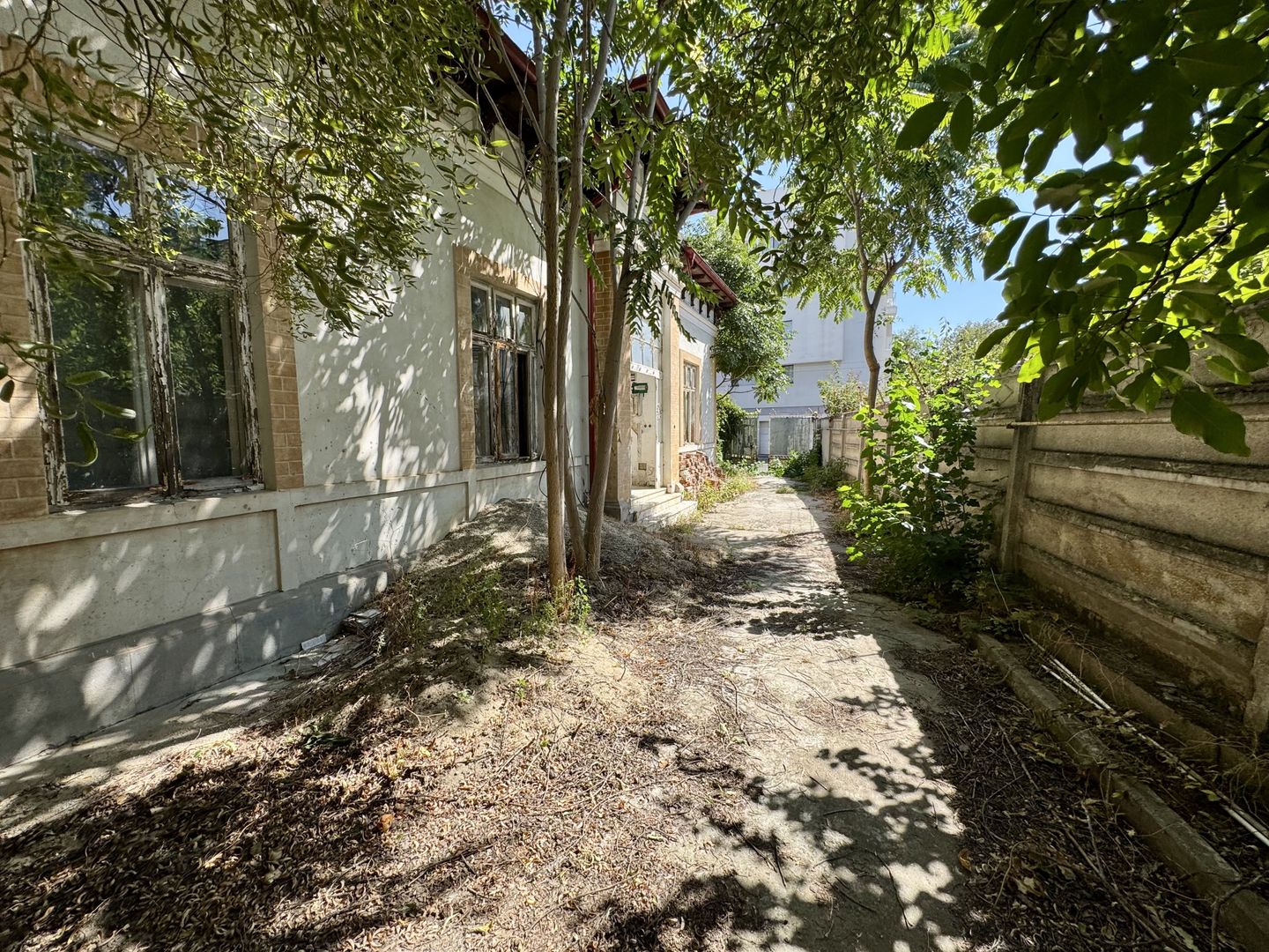 OPORTUNITATE RARA - imobil central, multifunctional, curte PROPRIE - Poză 2