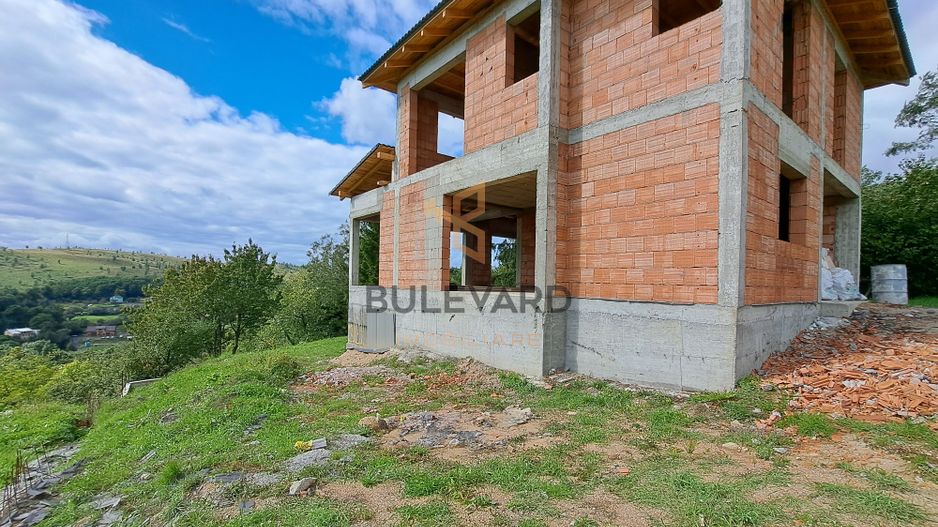 Casa la rosu 172 mp utili, 750 mp teren, view superb! - Poză 2