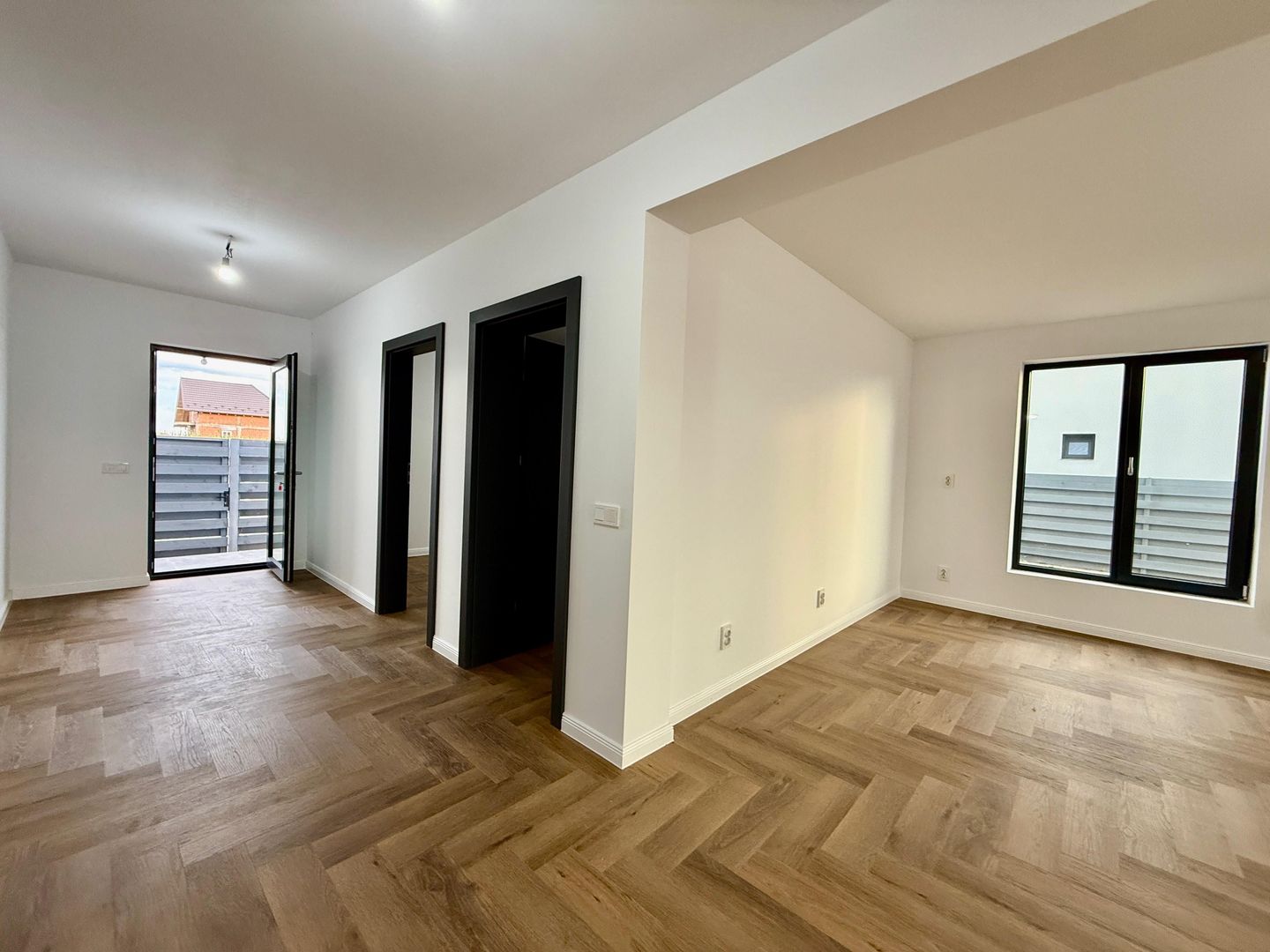 Eleganță, confort și liniște – Casă nouă în Balotești - Poză 2