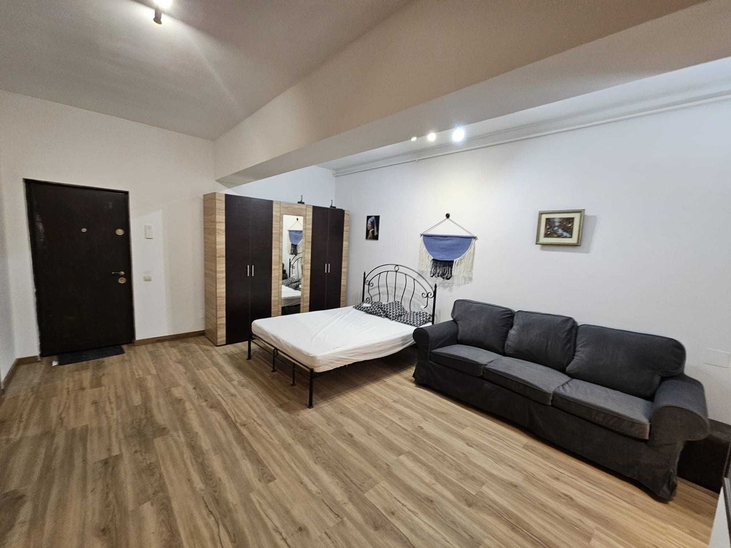 Închiriez garsonieră modernă  Piața Alba Iulia, centrală proprie - Poză 1