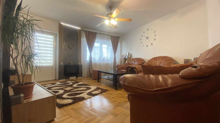 Compartimentare decomandata! Vanzare apartament cu 3 camere-Micro 11 - Poză 1