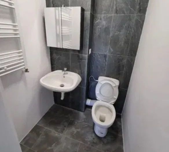 De vanzare apartament  cu 3 camere, Complex Crizantema, etaj 5, 135.000 E - Poză 4