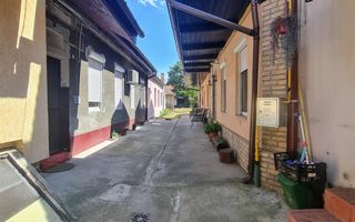Casa centrala la curte comuna - Poză 7