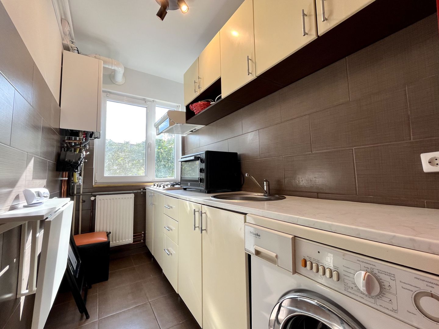 Apartament 2 camere,  vibrant si primitor, zona Complex - Stadion - Poză 14