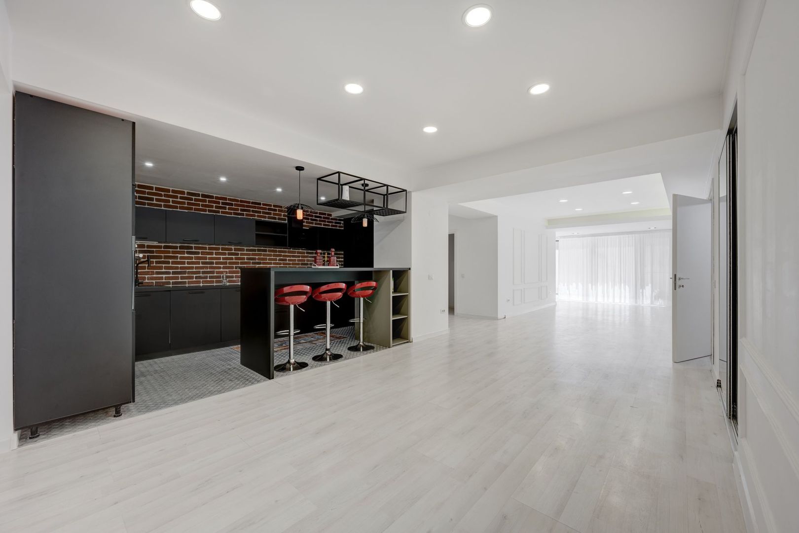 Apartament 3 camere superb si curte proprie Parc Herastrau - Poză 1