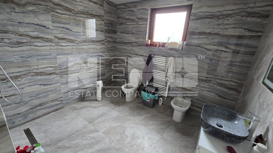 Casă spațioasă la 650000 de euro I Volovăț - Poză 8