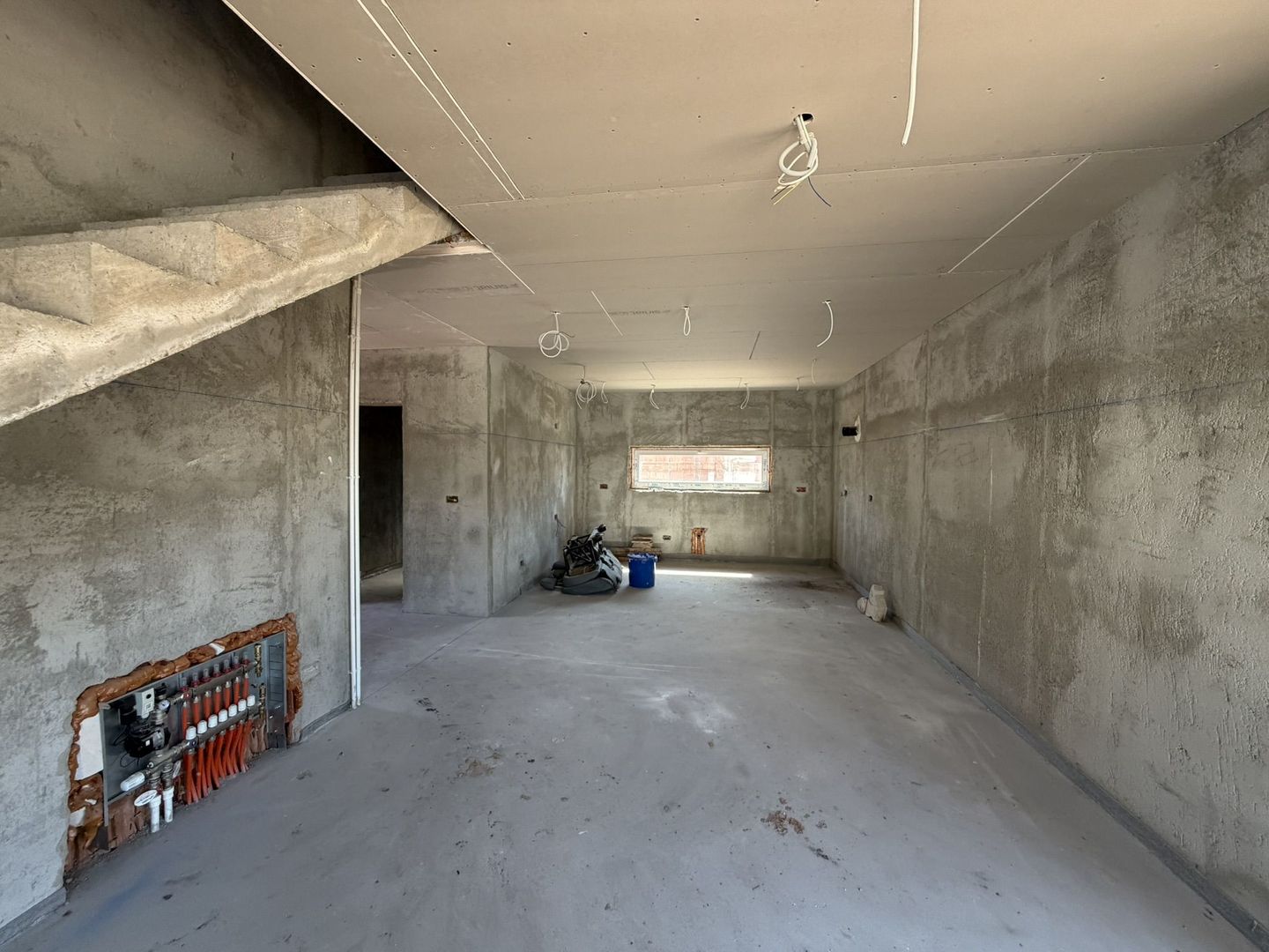 Casa la gri, 4 dormitoare, 3 bai, teren 400 mp - Poză 7