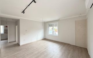 Gradina proprie. Bucatarie inchisa. Loc de parcare. - Poză 1