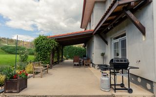 Proprietate spectaculoasă în Câmpenești de vanzare - Poză 18