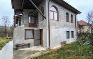 Casa de vânzare în Malu cu Flori- liniște, natura și aer curat!