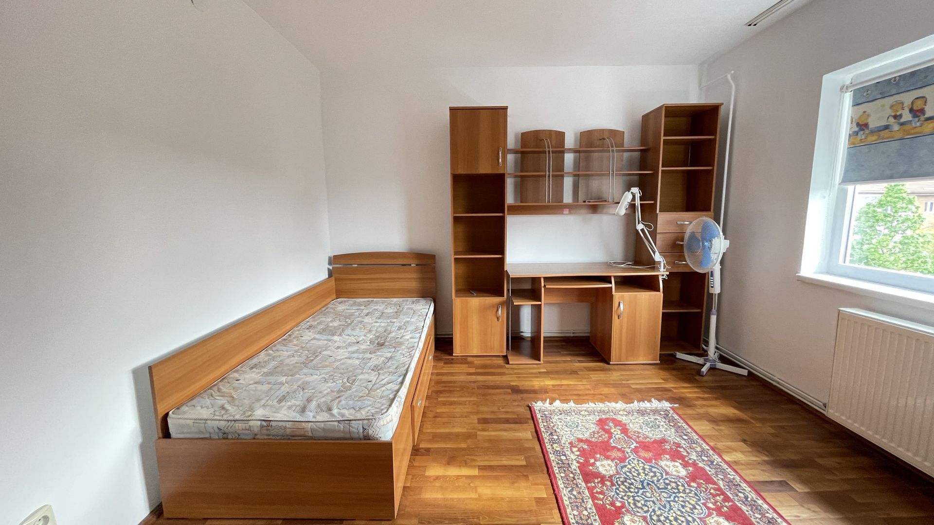 Apartament spatios cu trei camere si garaj - Poză 9