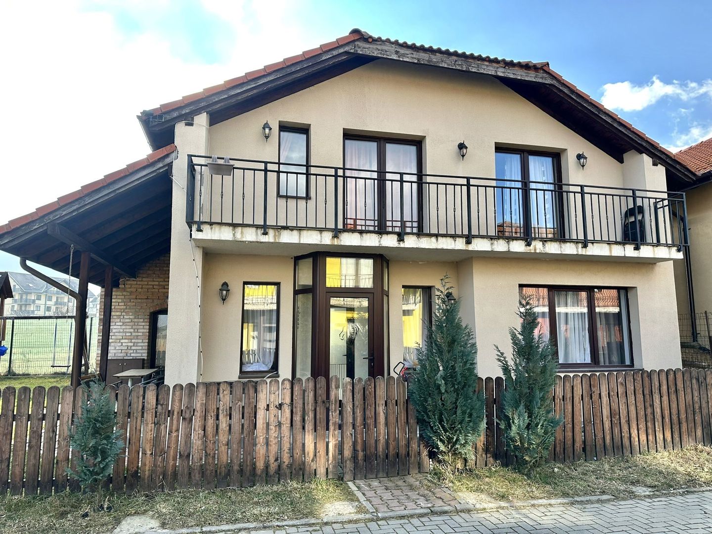 Casă de închiriat – Tohanu Nou, Str. Branului - Poză 1