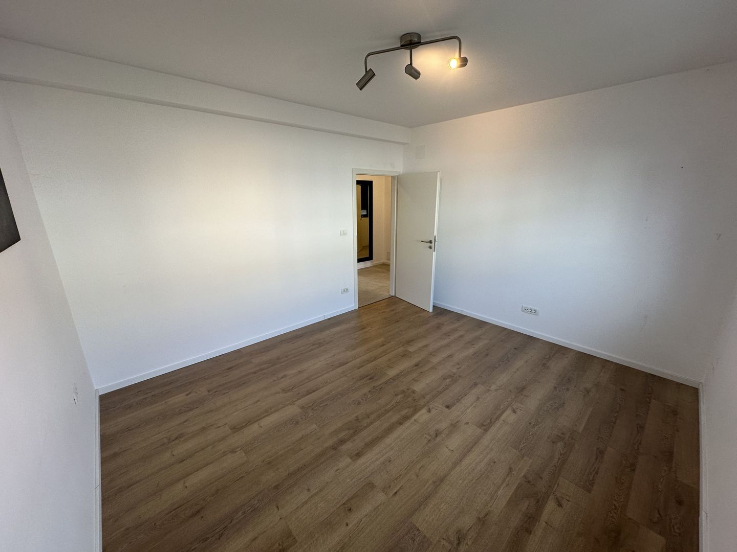 Casa deosebita intr-un cartier privat cu bariera - Poză 28