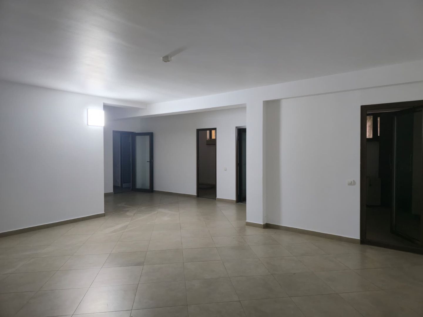 9 camere, 5 bai, spatiu hobby, gradina, garaj,locatie buna - Poză 29