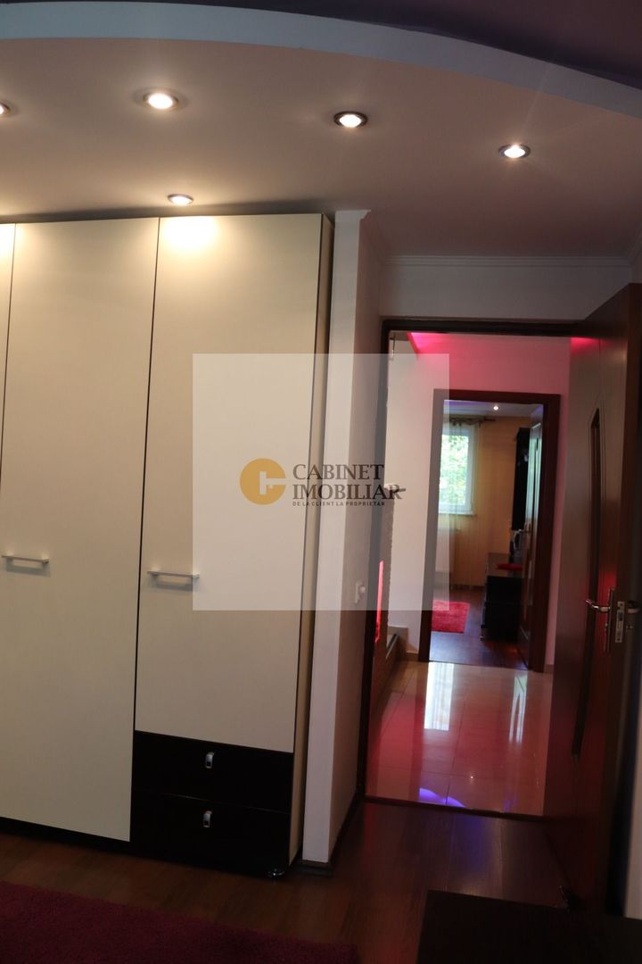 2 Camere - Hol Locuibil | Decomandat | 3/10 | Credit | M Lujer - 3 min - Poză 2
