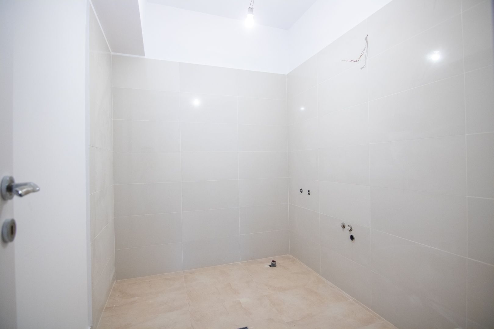 Ansamblul Primavara, 2 camere, decomandat, 74mp, finisat modern si centrala noua - Poză 11